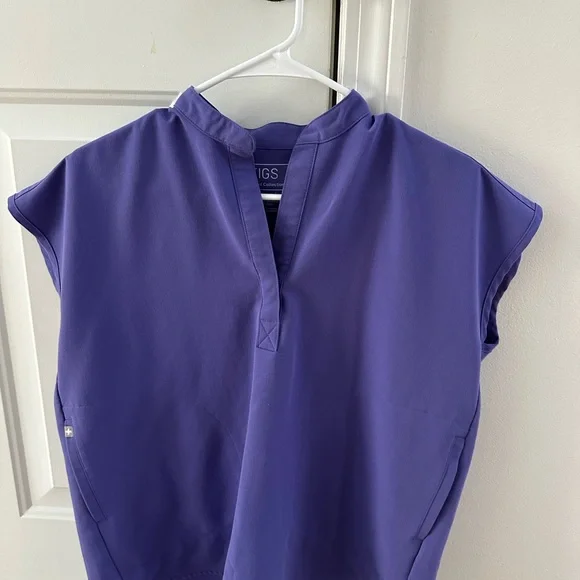 Figs Zamora jogger scrub pants and Rafaela scrub top - Picture 4 of 5